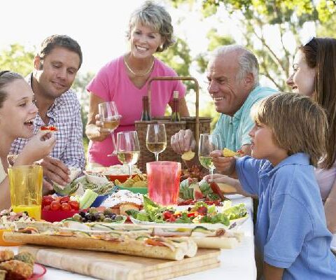 Socialità e pasti: come gestire pranzi e cene fuori casa con la disfagia