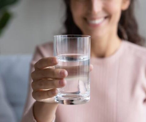 L’importanza dell’idratazione nella disfagia: strategie e soluzioni sicure