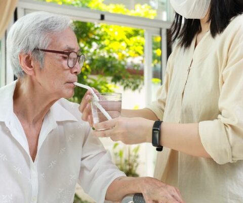 Utensili e accessori per la disfagia: come facilitare i pasti a chi ha difficoltà di deglutizione