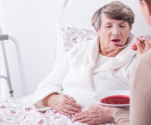 Come variare l’alimentazione di un anziano con difficoltà di deglutizione